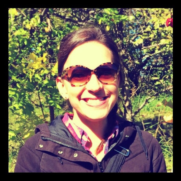 Meet your Posher, Vicki 🙂 - Picture 3 of 4