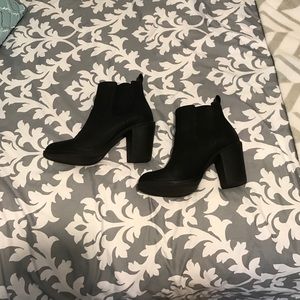 Black gelled Chelsea booties!