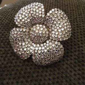Fun oversized flower rhinestone ring 💍