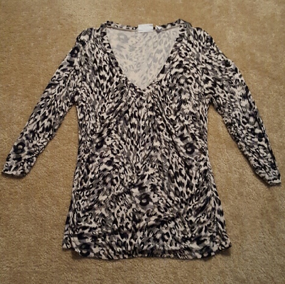 V-neck 3/4 length sleeve stretch top