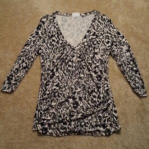 V-neck 3/4 length sleeve stretch top