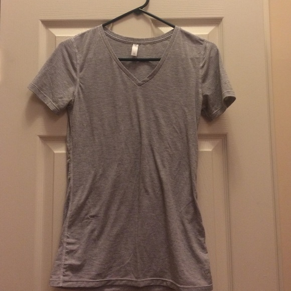GapFit workout V-neck tee