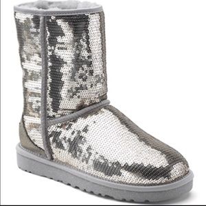 FLASH SALE 🎉⬇️🎉Ugg sequin silver sz 7authentic