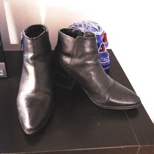 TOPSHOP Leather Ankle Boots with low heel+zip