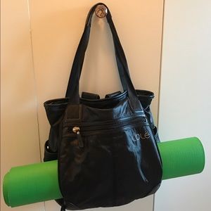 Like New Lolë Lilly Gym Bag