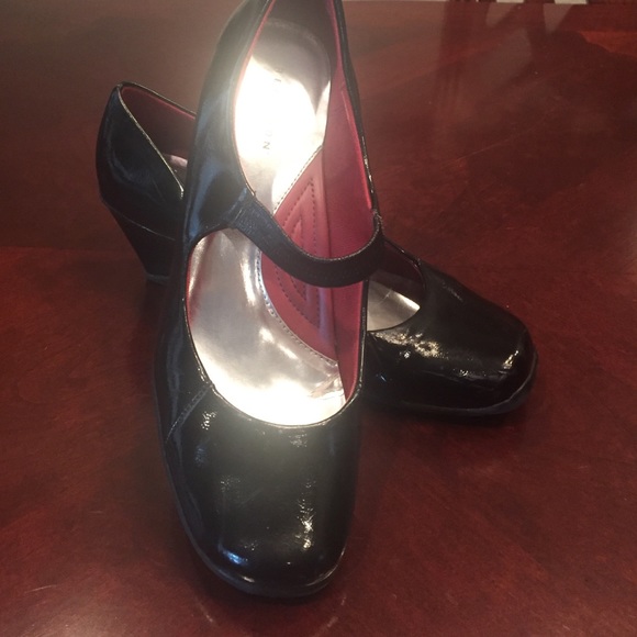 Kenneth Cole Reaction black patent Mary Janes