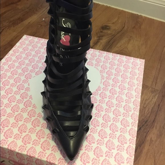 Shoes - Picture 2 of 4