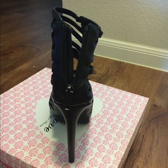 Shoes - Picture 4 of 4