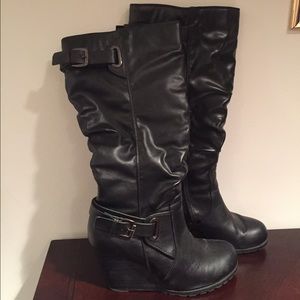 BLACK WEDGE BOOTS 7