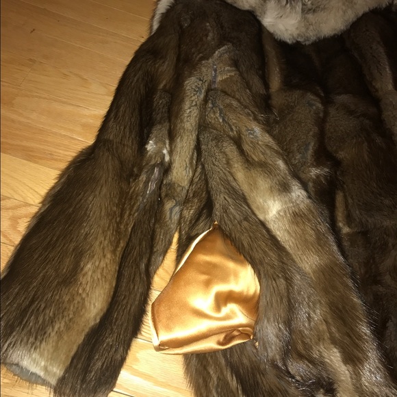 Authentic Vintage FUR COAT . Pristine Condition. - Picture 3 of 8