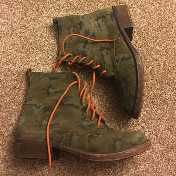 Lucky Brand Camo lace up boots