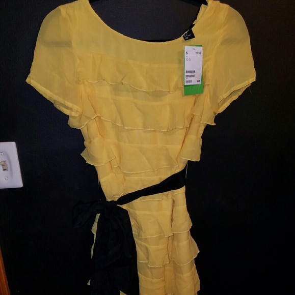 Frilly yellow dress - black belt can be removed