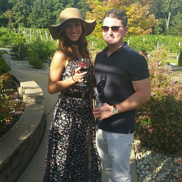 Meet your Posher, Nicole - Picture 2 of 2