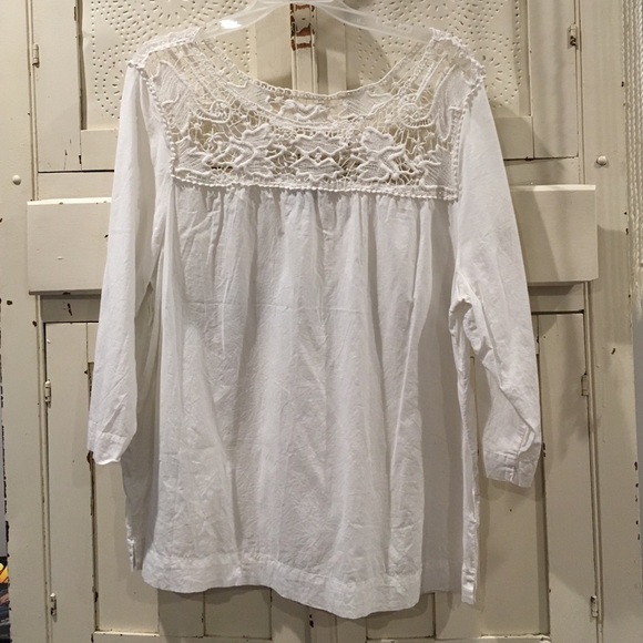 White floral stitched 3/4 length shirt