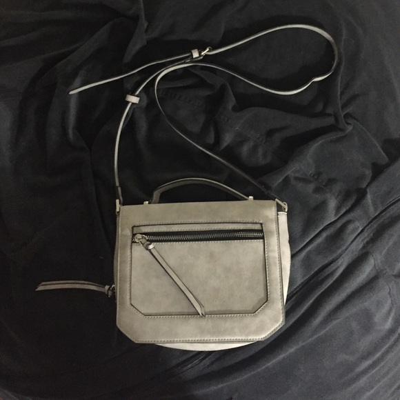 Gray Cross body. 👽