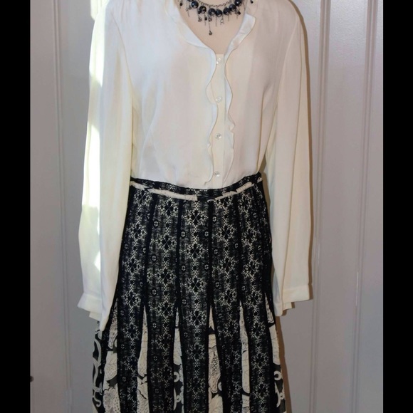 Mix medium pleated skirt. - Picture 2 of 3