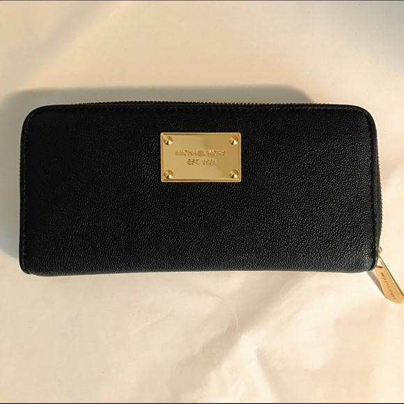 Michael Kors Handbags - 🔴Sale🔴Michael Kors Black Zip Wallet