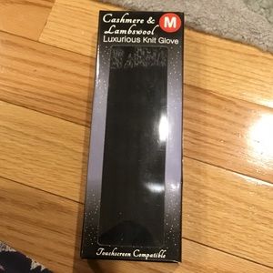NWT! cashmere & wool gloves.can use w/ 📱