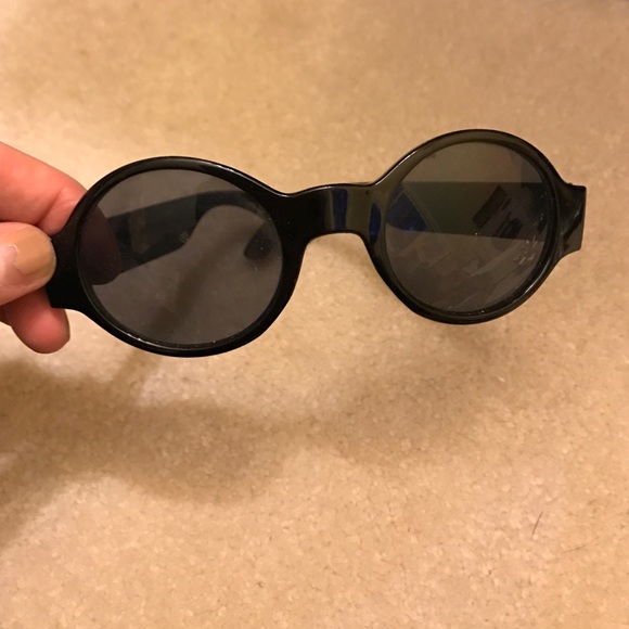 Black round sunglasses
