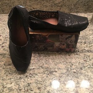 Black glitter toms