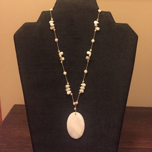 Fun white medallion bead necklace - Picture 1 of 2