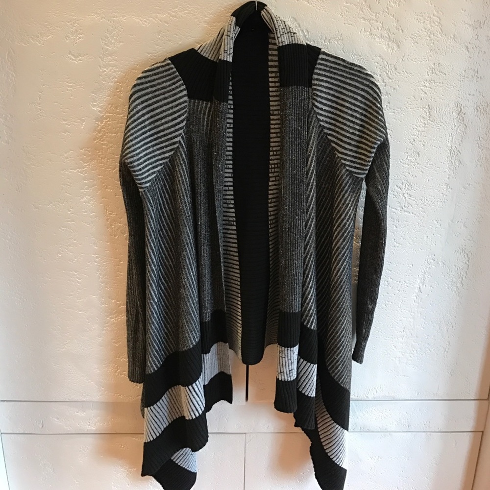 Last Call❗️5🌟SOFT Cascading Black/Gray Cardigan - Picture 3 of 5