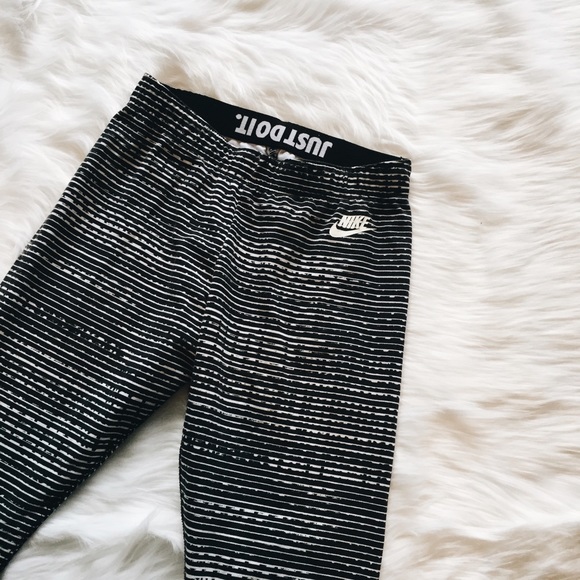 Nike Pants - 🆕 Nike Striped Dri-Fit Leggings