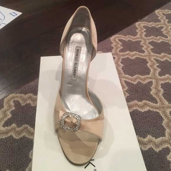 Manolo Blahnik Beige ivory satin medium heels