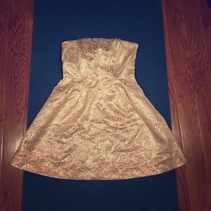 Strapless dress with shiny gold floral prints