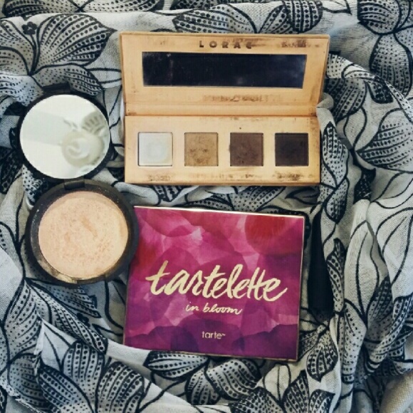 Make-up Musts From First Clothing Photo Session - Picture 3 of 3