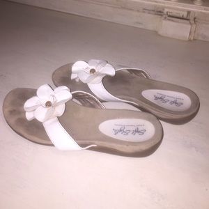 WOMEN'S SOFT STYLE WHITE SANDALS SIZE 7