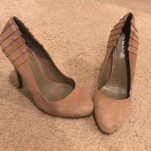 Gorgeous tan suede Aldo pumps