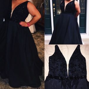 Elegant Sherri Hill Ballgown 💓