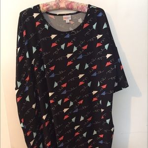 Black paper airplane Irma