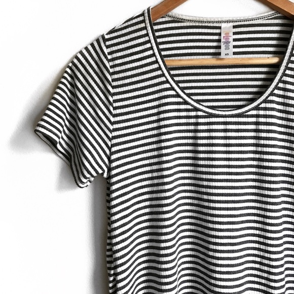 LuLaRoe Tops - L u L a R o e • C l a s s i c • T e e • Sz XS