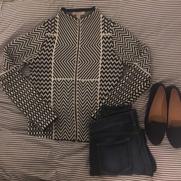 Black and white sweater with zipper