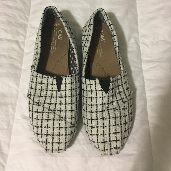 TOMS white and black knit