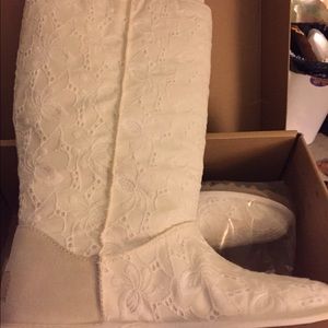 RARE UGG BOOTSWhite patterned size 8 NEW In Box