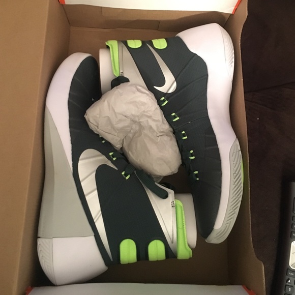 Women's Nike 8.5 basketball shoes