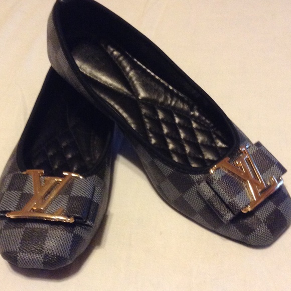 Brand New   Comes with dust bag and tags