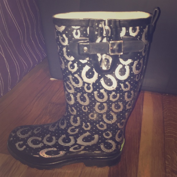 Size 8 never worn great condition rain boots!