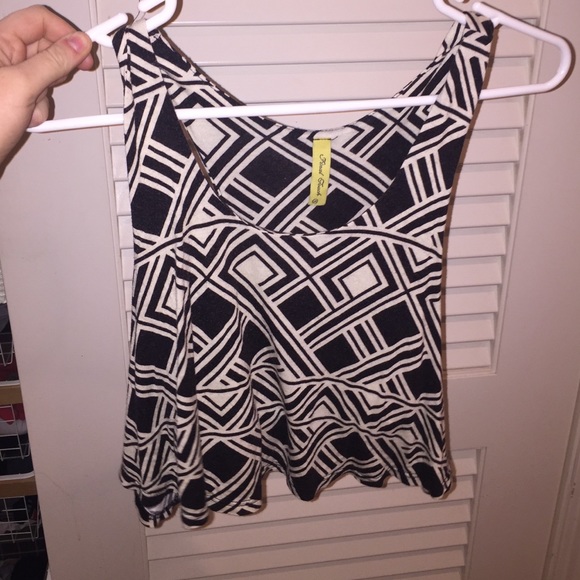 black and white geometric patterned soft top - Picture 1 of 3