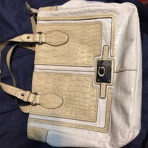 GOING TO GOODWILL SOON Guess Women's Purse