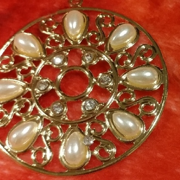 Golden statement earrings - Picture 3 of 5