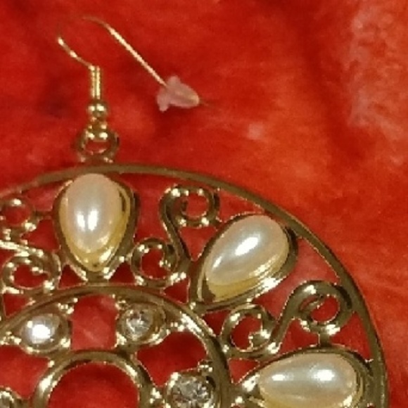 Golden statement earrings - Picture 4 of 5