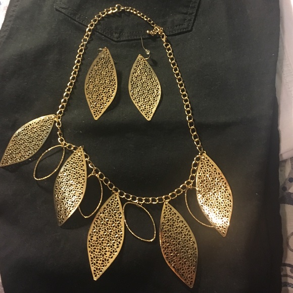 Gold necklace w/ matching earrings!