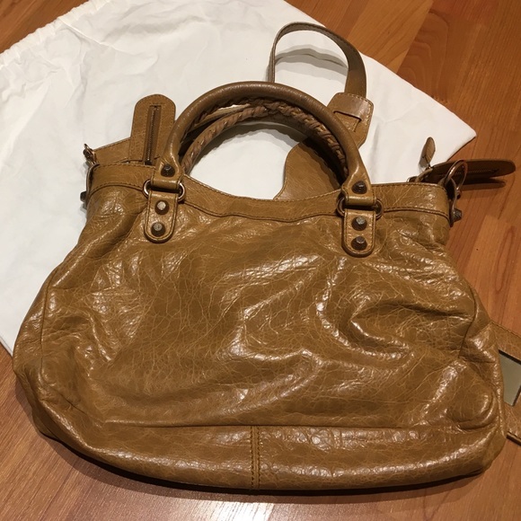 Balenciaga Town medium satchel handbag with optional crossbody strap - Picture 4 of 8