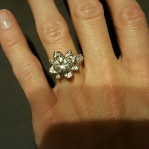 🛍8 for 25 🛍 NWT white gold & cz flower ring sz 6
