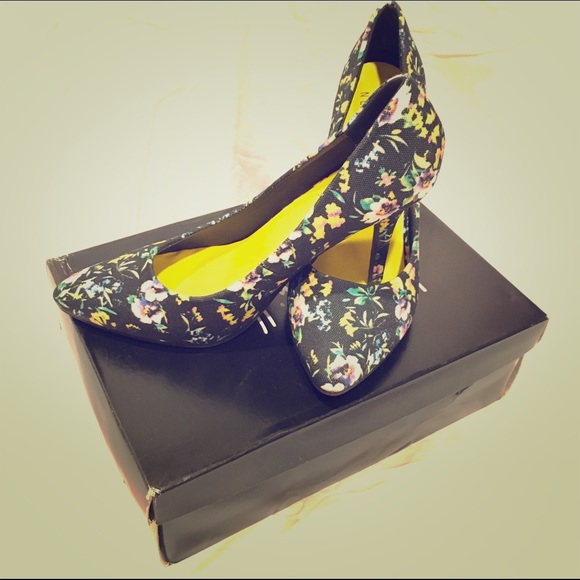 Nicole Miller Tropical Pumps NIB Size 8