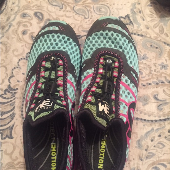 Wonens size 7 Pearl Izumi running shoes